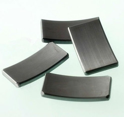Standart Ferrit Segment Mıknatıslar 4.5g/Cm3 5.1g/Cm3 DC Motor Mıknatısı